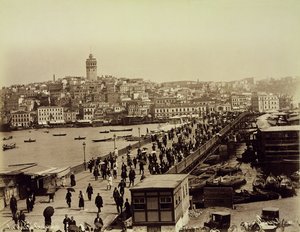 金角湾に架かるガラタ橋、イスタンブール、1890年頃（白黒写真）