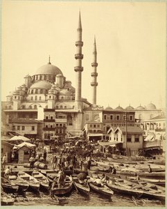 ボスポラス海峡の海岸にあるサンタ ソフィア モスクと漁船、イスタンブール、1890 年頃（白黒写真） 作： Sebah and Joaillier