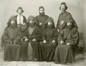 1867年エルサレムのメディテレニアンホテルの中庭にいる4人のアルメニアの司祭と3人の他のグループ 作： Sergeant Henry Phillips