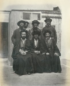 1867年エルサレムのメディテレニアンホテルの中庭にいる7人のポーランド系ユダヤ人のグループ 作： Sergeant Henry Phillips
