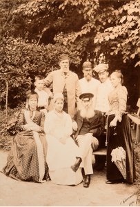詩人ヤコフ・ペトロヴィッチ・ポロンスキー（ヤコフ・ペトロヴィッチ・ポロンスキー）（1819-1898）の家族は、詩人アファナシ・アファナシエビッチ・フェット（フェット）（アファナシ・アファナシエビッチ・チェンシン）（1820-1892）を訪ねました。 アルブミン Photo by Sergei Dmitrievich Botkin (1869-1945) 作： Sergei Dmitrievich Botkin