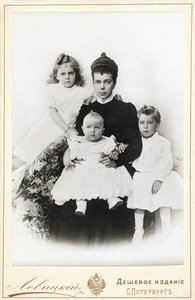 ロシアのゼニア・アレクサンドロヴナ大公妃と子供のイリーナ・アレクサンドロヴナ、アンドレイ…、1903年。 作： Sergei Lvovich Levitsky