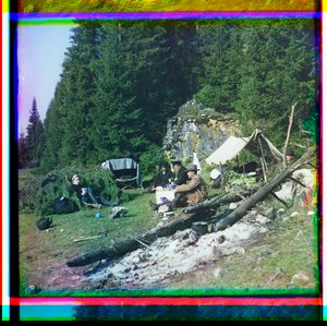 ロシア、ウラル山脈、チュソワラ川のキャンプ場に座るセルゲイ・プロクディン・ゴルスキーら 作： Sergei Mikhailovich Prokudin Gorskii