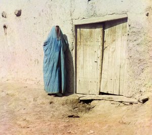 ブルカを着たウズベク人またはタジク人の女性、1910年頃（カラー写真）