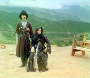ダゲスタニタイプ– 1905年から1915年の間に、メダルと短剣を持つ男と黒いドレスを着た女性、ロシア帝国 作： Sergey Prokudin Gorsky