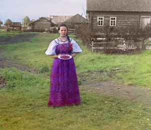 「マリインスキー運河と河川系に沿った眺め」からのロシア帝国の皿にイチゴを持つ少女、1909年 作： Sergey Prokudin Gorsky