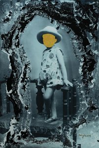ひとりでポーズをとる少女、2019年（ミクストメディア）