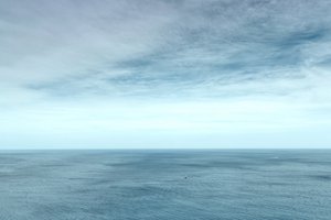 穏やかな海の水平線 作： Shijimi