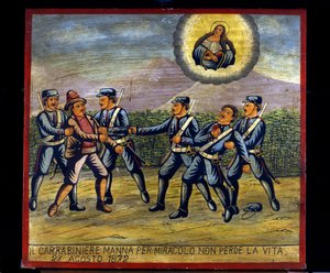 Ex-voto（エクス・ボト）シチリア語：「カラビナのマンナは奇跡的に1872年8月27日に命を落とさずに済んだ」。強盗団（Brigantaggio）の表現。強盗がカラビニエール・マンナを撃ったが、他のカラビニエリが彼を止めた。 . 作： Sicilian School