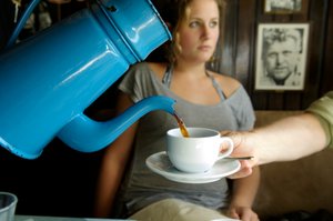 デンマークのアンティーク・コーヒーポットでサーブされるコーヒー、2022年、デンマーク、アルフス（写真）。 作： シセ・ブリンベルグ