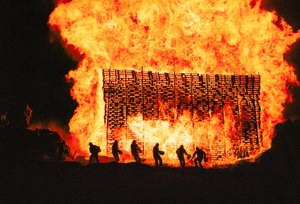 アイスランドの人々はバイキングスタイルで夏至祭を祝う。 作： Sisse Brimberg