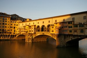 イタリア、フィレンツェ、夜明けのヴェッキオ橋の日の出、2022年（写真） 作： Sisse Brimberg