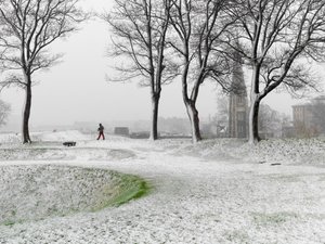 吹雪の中、コペンハーゲンの要塞を歩く一人の人物（デンマーク、2022年）（写真）。 作： Sisse Brimberg