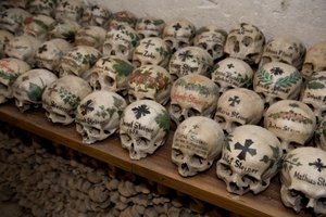 2022年、オーストリア、ハルシュタット、1720年から1995年までの「骨の家」にある600の頭蓋骨の一部（写真）。