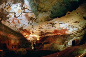 ラスコー洞窟の発見者の一人、ジャック・マルサルと雄牛の館。 作： Sisse Brimberg