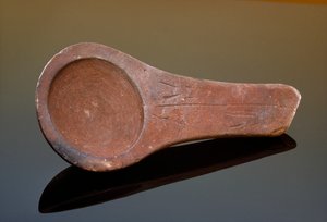 ラスコー洞窟で発見された砂岩を磨いたランプ。