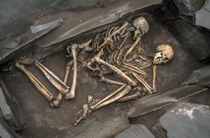 2003年、アルザンの3000年前の墓に眠るスキタイ人2人の骨（写真）。 作： Sisse Brimberg