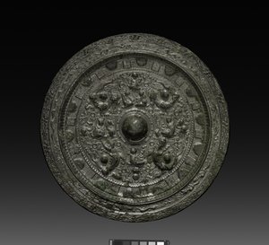 西王母の鏡」 317-400年頃 （ブロンズ 作： Six Dynasties Chinese School