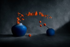 青い花瓶、オレンジ色の花 作： Siyu_Wei APA
