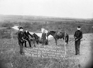 1884年から1885年にかけてのネブラスカでの「有刺鉄線戦争」。有刺鉄線による区画整理に反対して農民から土地を奪おうとする牧場主たち - 写真：ソロモン・D・ブッチャー 作： Solomon D. Butcher