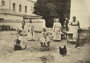 ロシア、トゥーラの近くにあるレオストルストイズの家、ヤスナヤポリヤナの中庭でジャムを作る、1900年 作： Sophia Andreevna Tolstaya