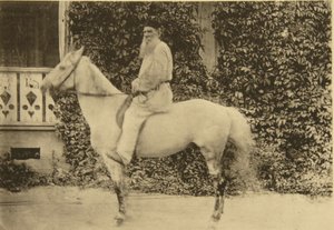 馬に乗ったロシアの作家レオトルストイ、モスクワ、ロシア、1890年代 作： Sophia Andreevna Tolstaya
