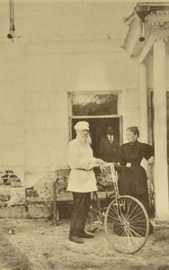 ロシアの作家レオトルストイ、自転車で、ロシア、1890年代