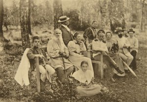 ロシアの作家レオトルストイとゲスト、ヤスナヤポリアナ、ロシアのトゥーラ近郊、1895年。 作： Sophia Andreevna Tolstaya