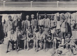 コンパウンド内の様子（モノクロ写真 作： South African Photographer