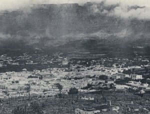 ケープタウンとテーブルマウンテン（モノクロ写真 作： South African Photographer