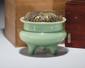 日本の小包金金属カバー（セラミック）を備えた大型の龍泉青磁三脚香炉（349496も参照） 作： Southern Song Dynasty Chinese School