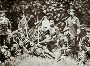 第3次カーリスト戦争（1872-1876）：スペインの王位継承者であるブルボン家のシャルル（1848-1909）（カルロス・マリア・デ・ボルボン・イ・アウストリア・エステまたはシャルル7世）、マドリッド公爵が守備隊に囲まれる。1872-1876年頃の写真 作： Spanish Photographer