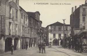 鍛冶屋のアーケード、ポンテベドラ、スペイン（モノクロ写真） 作： Spanish Photographer