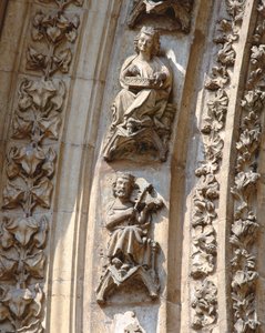 西ファサードの中央ポータルのアーキヴォルト、バイオリン奏者とチター奏者のディテール、1350年から1400年頃（高浮彫り 作： Spanish School
