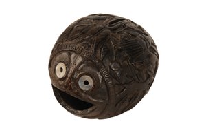 彫られたココナッツの貯金箱バグベア、スパニッシュコロニアル、1800年頃（ココナッツ