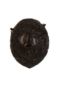 彫られたココナッツパウダーフラスコのバグベアー、スパニッシュコロニアル、1800年頃（ココナッツ 作： Spanish School