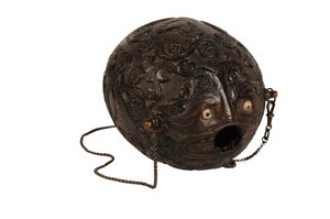 刻まれたココナッツ火薬入れバグベア、スペイン植民地時代、1800年頃（ココナッツ） 作： Spanish School