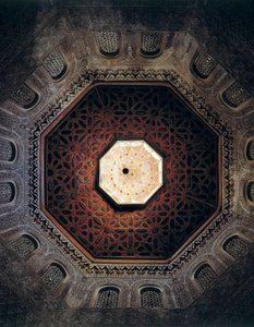 1349年に建てられたスペイン・グラナダのマドラサの天井（写真 作： Spanish School