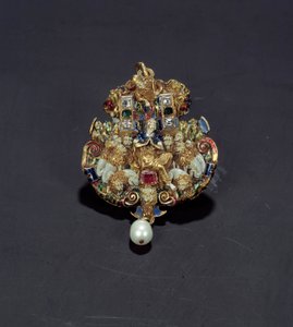 ジュエリー：ダイヤモンドのペンダント、ゴールドのラウンドにエナメル、ライオンの穴の中のダニエルを表すエメラルドとパール。1550-1600.スペインから。パリ、ルーヴル美術館 作： Spanish School