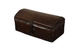 革張りドーム型チェスト、スペイン、1700年頃（ポプラ材