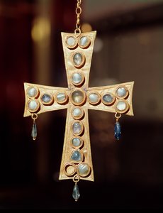 ガリザールの宝物からの西ゴート族の王の奉納の冠のペンダントクロス（金と貴石）