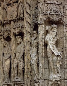 1488年から96年に建造された入口ファサードの左ジャンブの彫刻の詳細（石材 作： Spanish School