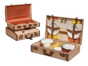 20世紀半ばのロエベのスーツケース2つとピクニック用バスケット（帆布、革、真ちゅう、プラスチック） 作： Spanish School