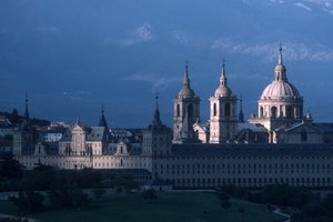 サンロレンソデエルエスコリアル修道院の眺め 作： Spanish School
