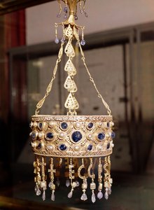 グアラザールの宝物からのレセスヴィン王の王冠（r.652-72）、c.670（金、ロッククリスタル、真珠、サファイア） 作： Spanish School