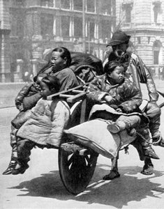 カートに乗った中国人家族、1936年。 作： Sport and General