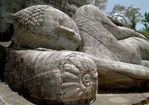 仏陀の極楽浄土を描いた涅槃像、彫刻、ガル・ヴィハーラ寺院 作： Sri Lankan