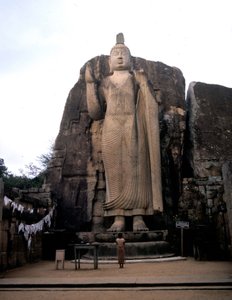 アヴカーナの大仏。スリランカ。5世紀 作： Sri Lankan School