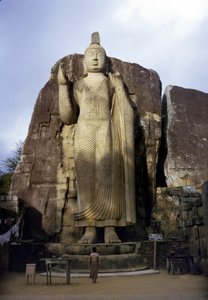 アヴカーナの大仏。スリランカ。5世紀 作： Sri Lankan School