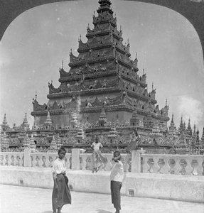 アラカンパゴダ、マンダレー、ビルマ、1908年。 作： Stereo Travel Co